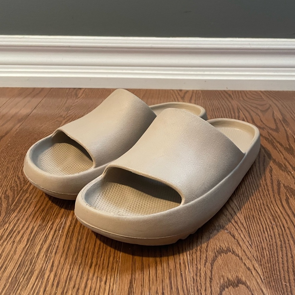 MAD LOVE Star Slide Sandals Tan